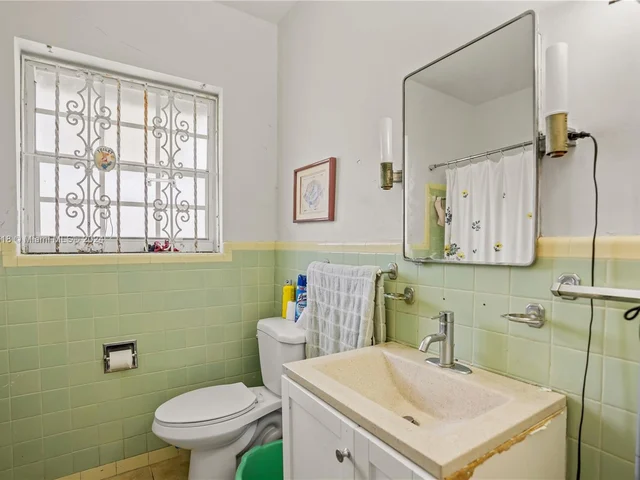 1551 NW 26th St, Miami FL 33142