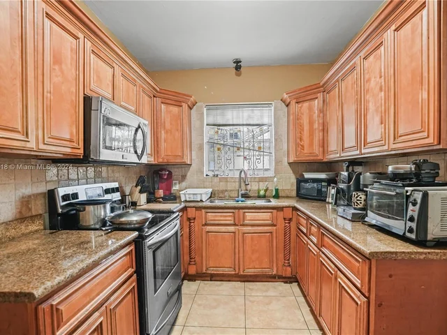 1551 NW 26th St, Miami FL 33142