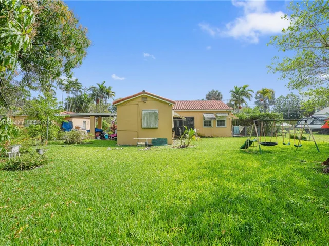 1551 NW 26th St, Miami FL 33142