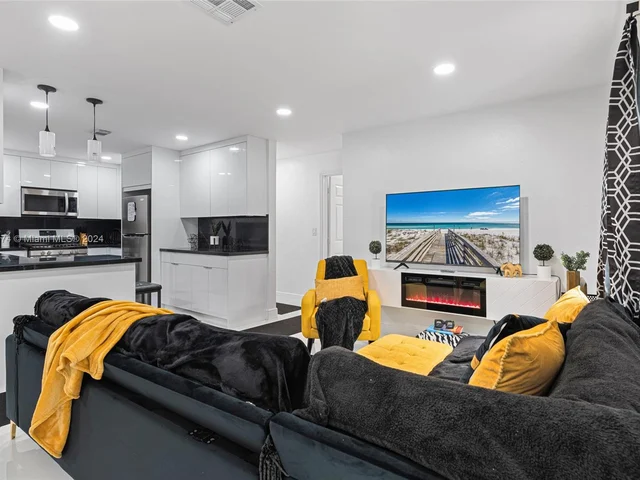 6610 Cody St, Hollywood FL 33024