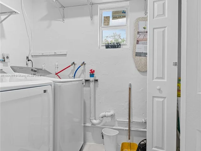 6610 Cody St, Hollywood FL 33024