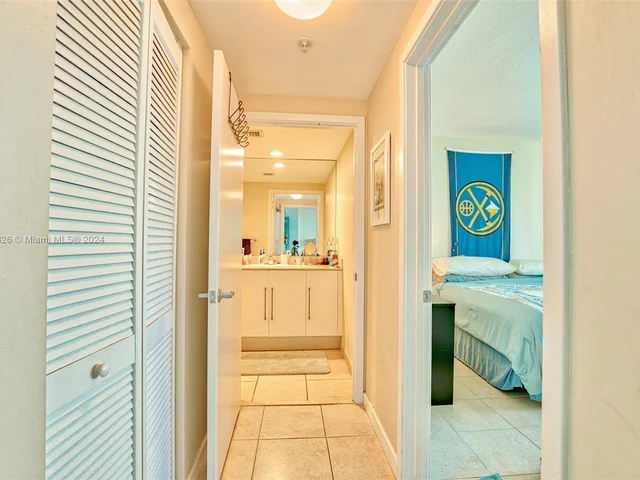 325 S Biscayne Blvd # 1717, Miami FL 33131