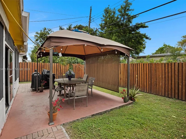 430 NW 76th Ave, Pembroke Pines FL 33024