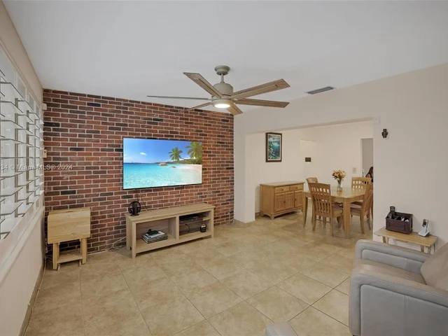 430 NW 76th Ave, Pembroke Pines FL 33024