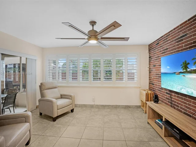 430 NW 76th Ave, Pembroke Pines FL 33024