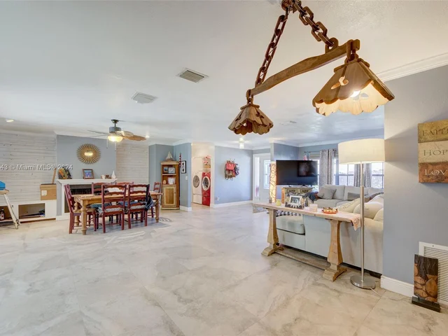 1676 S Goldeneye Ln, Homestead FL 33035