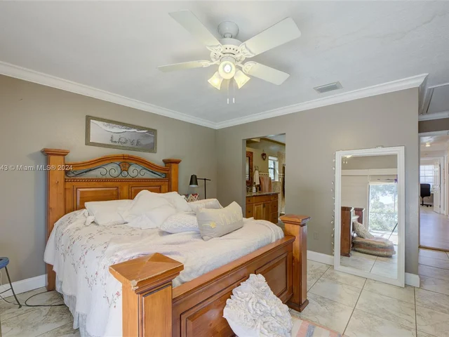 1676 S Goldeneye Ln, Homestead FL 33035