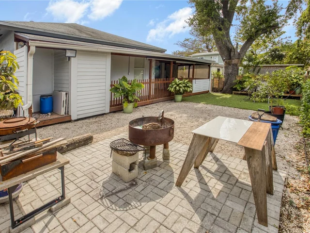 311 NW 95th St, Miami FL 33150