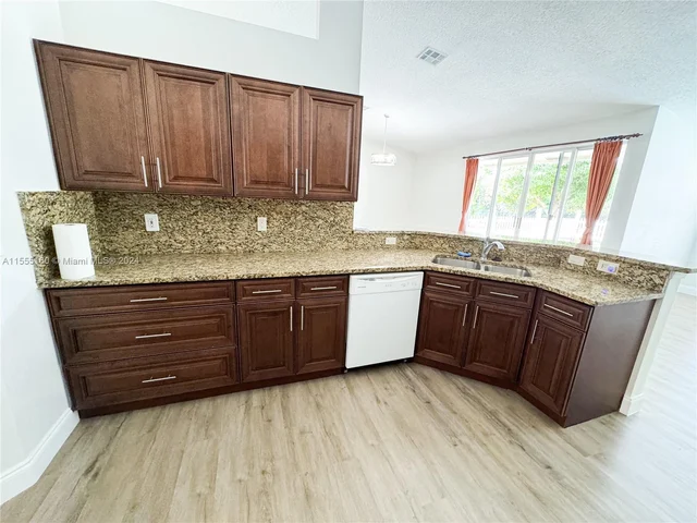 1574 NW 103 Ter, Coral Springs FL 33071