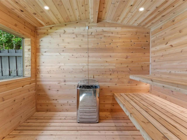 720 N Shore Dr, Miami Beach FL 33141