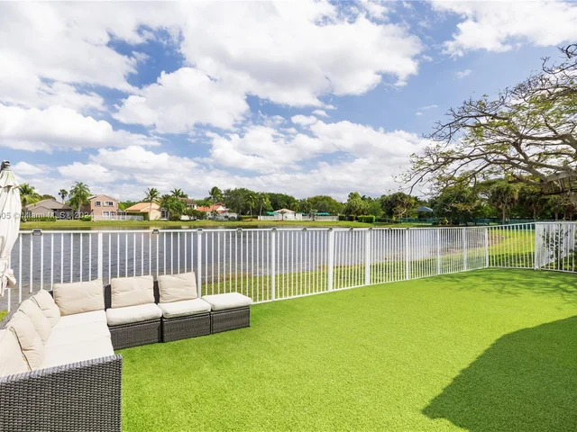 754 San Remo Dr, Weston FL 33326