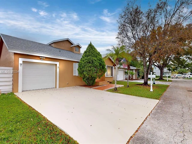 14517 SW 139th Ave Cir W, Miami FL 33186