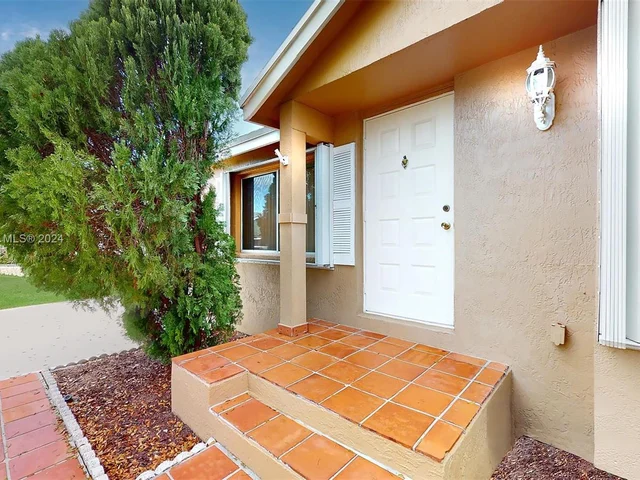 14517 SW 139th Ave Cir W, Miami FL 33186