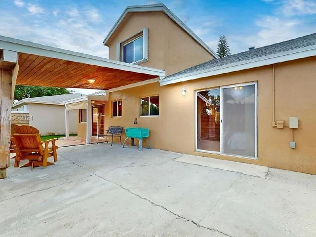 14517 SW 139th Ave Cir W, Miami FL 33186