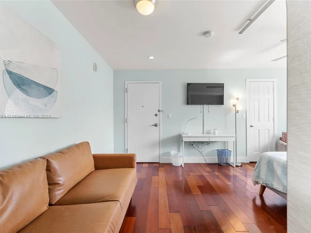 731 6th St, Miami Beach FL 33139