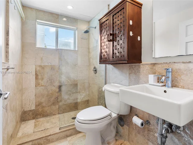 731 6th St, Miami Beach FL 33139