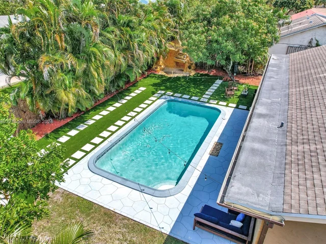 8381 NW 4th St, Pembroke Pines FL 33024