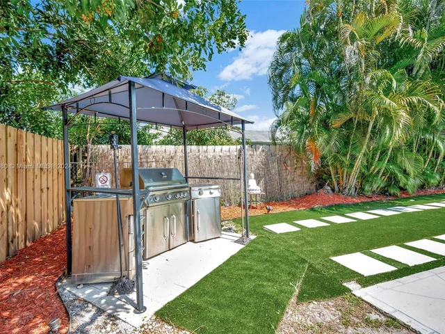 8381 NW 4th St, Pembroke Pines FL 33024