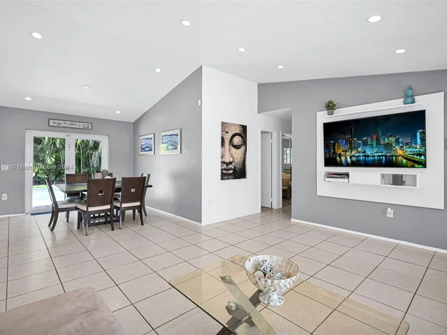 8381 NW 4th St, Pembroke Pines FL 33024