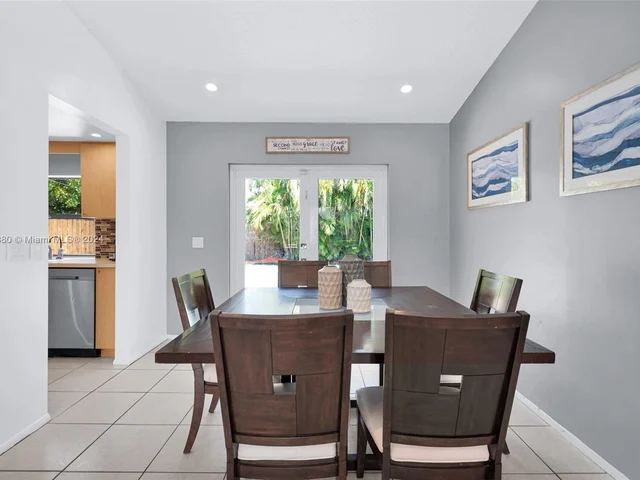 8381 NW 4th St, Pembroke Pines FL 33024