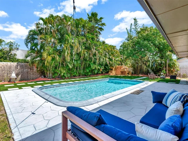 8381 NW 4th St, Pembroke Pines FL 33024