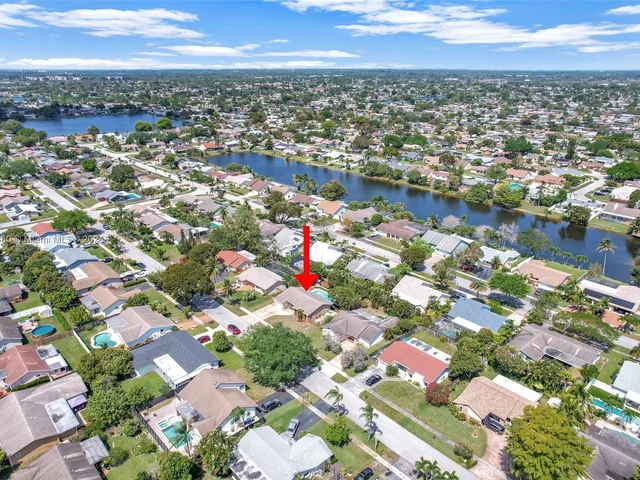 8381 NW 4th St, Pembroke Pines FL 33024