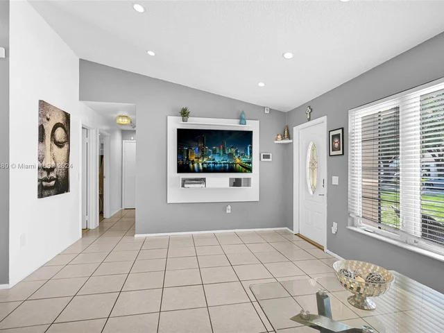 8381 NW 4th St, Pembroke Pines FL 33024