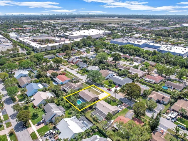 8381 NW 4th St, Pembroke Pines FL 33024