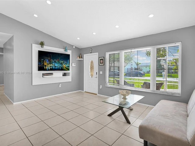 8381 NW 4th St, Pembroke Pines FL 33024