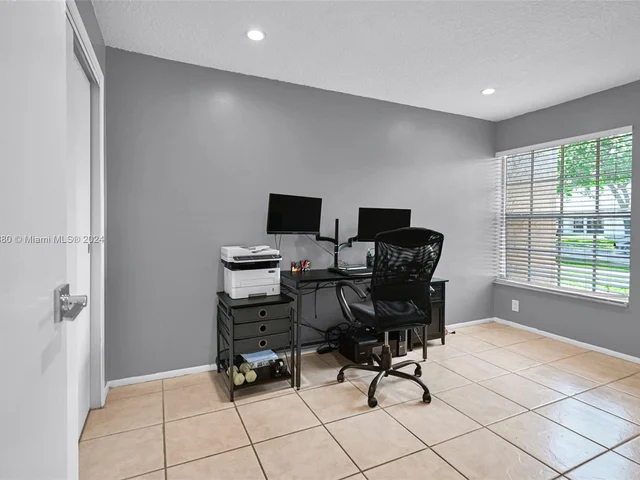 8381 NW 4th St, Pembroke Pines FL 33024