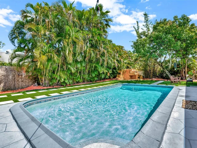 8381 NW 4th St, Pembroke Pines FL 33024