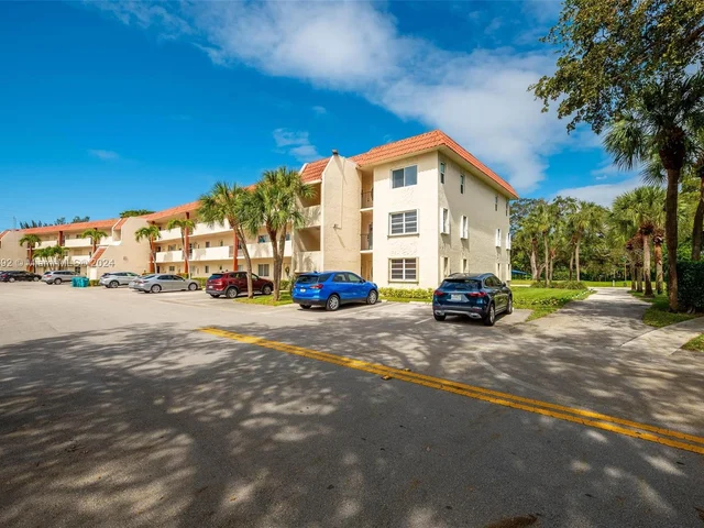 271 S Hollybrook Dr # 101, Pembroke Pines FL 33025