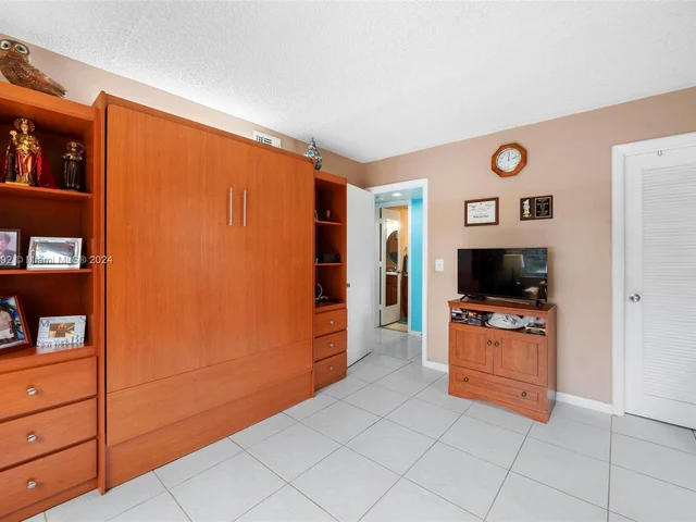 271 S Hollybrook Dr # 101, Pembroke Pines FL 33025