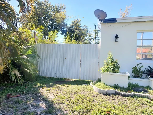 9860 SW 48th St, Miami FL 33165