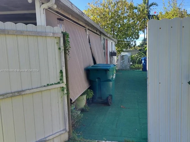 9860 SW 48th St, Miami FL 33165