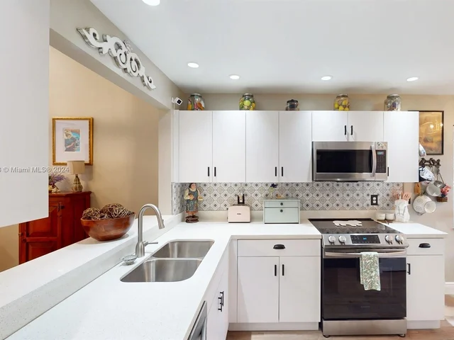 11170 SW 11th Pl, Davie FL 33324