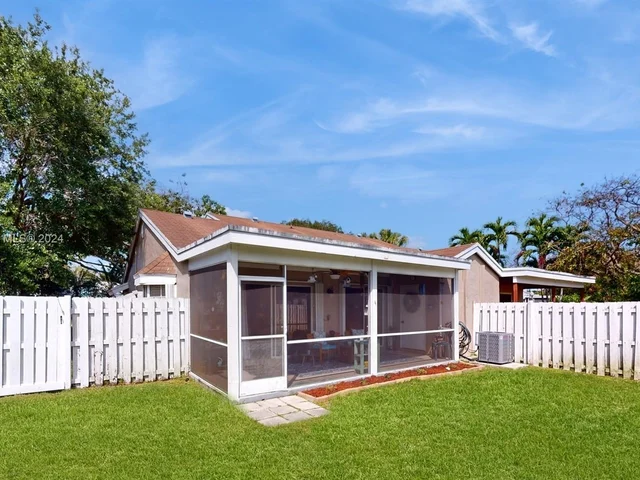 11170 SW 11th Pl, Davie FL 33324