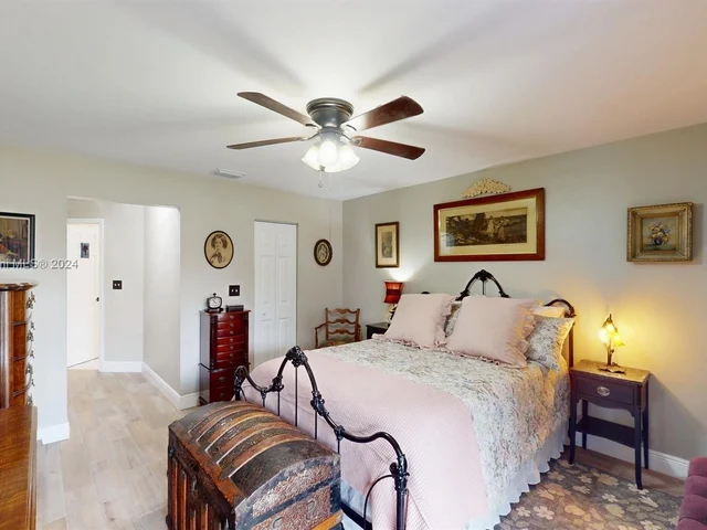 11170 SW 11th Pl, Davie FL 33324