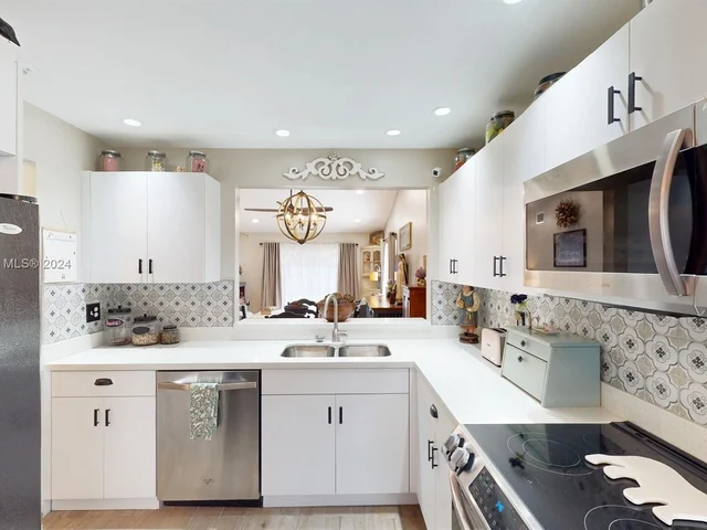 11170 SW 11th Pl, Davie FL 33324