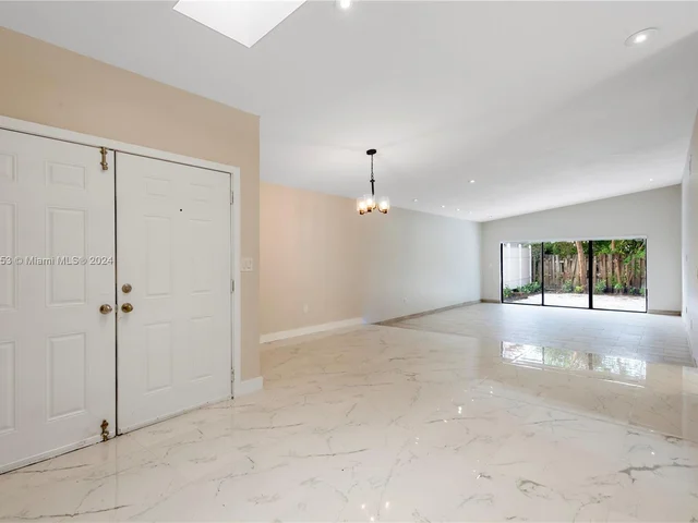 500 NE 195th St, Miami FL 33179