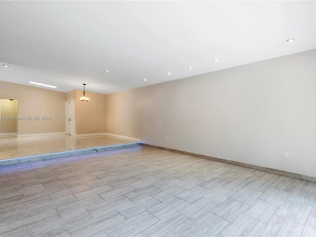 500 NE 195th St, Miami FL 33179