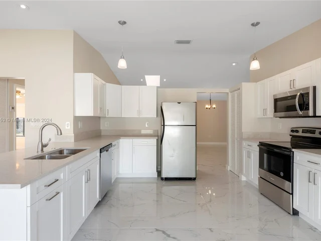 500 NE 195th St, Miami FL 33179