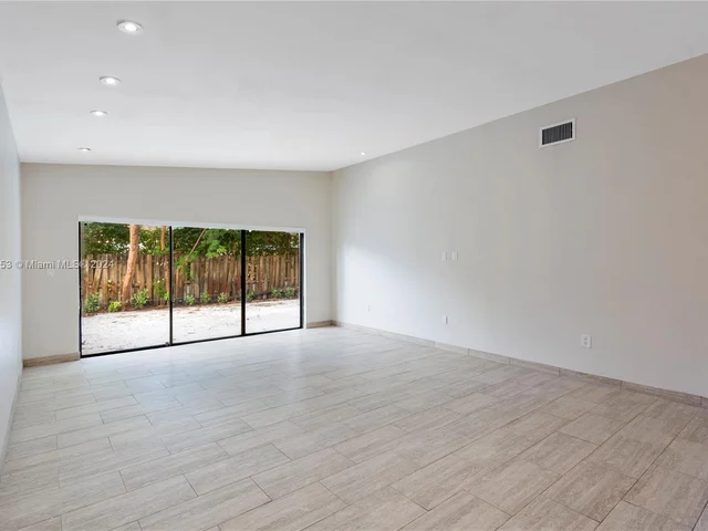 500 NE 195th St, Miami FL 33179