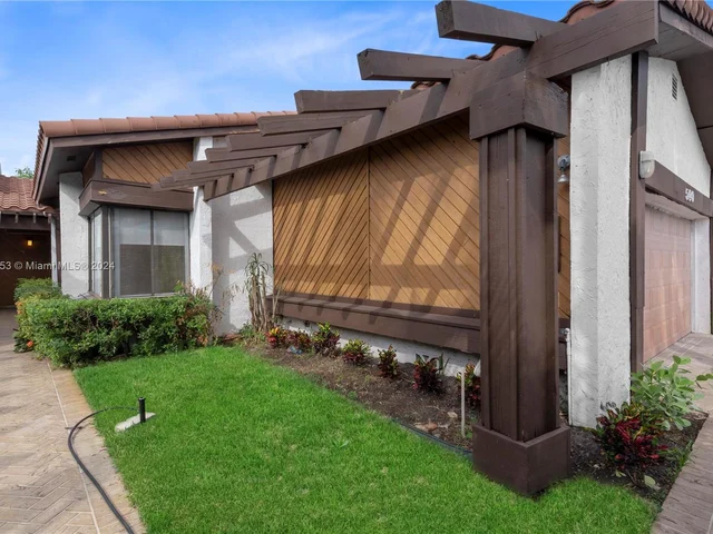 500 NE 195th St, Miami FL 33179