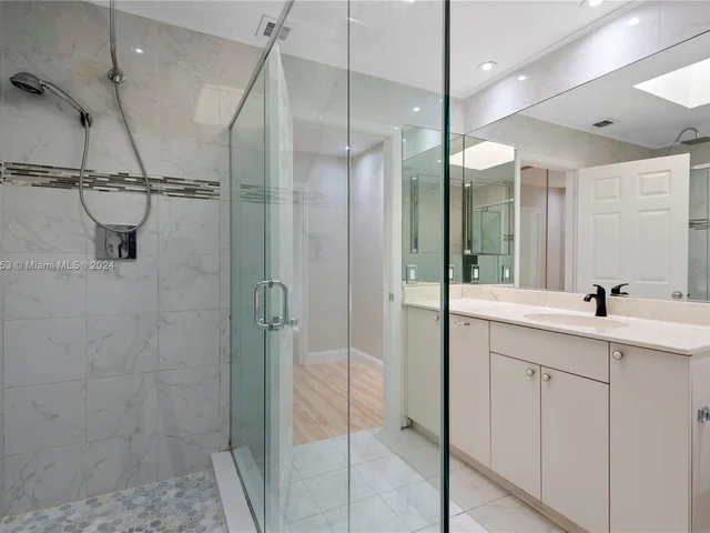 500 NE 195th St, Miami FL 33179