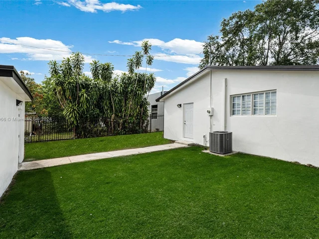 810 NW 117th St, Miami FL 33168