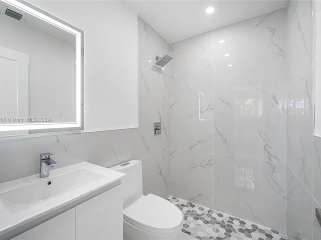 810 NW 117th St, Miami FL 33168