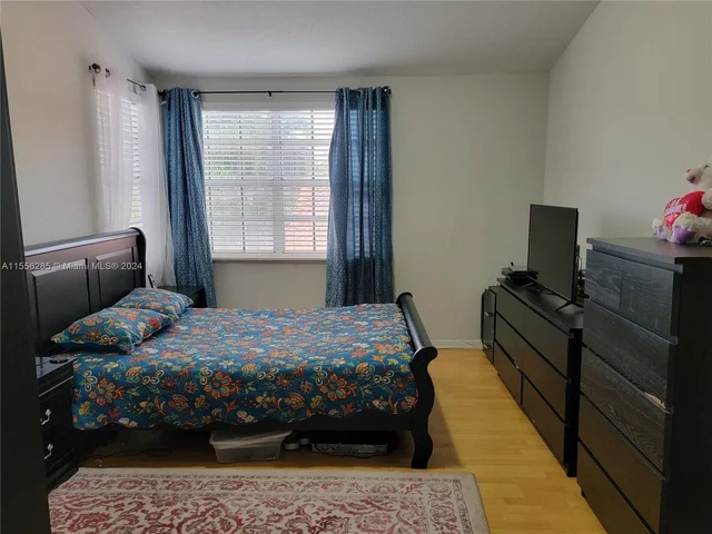 1352 Seagrape Cir, Weston FL 33326