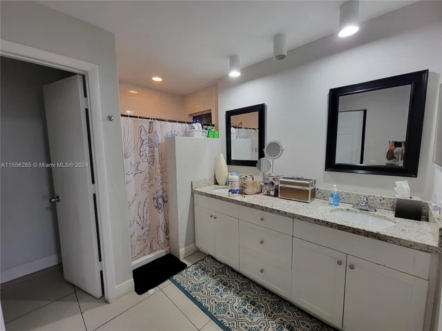 1352 Seagrape Cir, Weston FL 33326