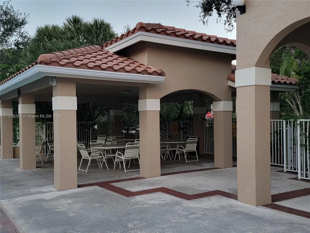 1352 Seagrape Cir, Weston FL 33326